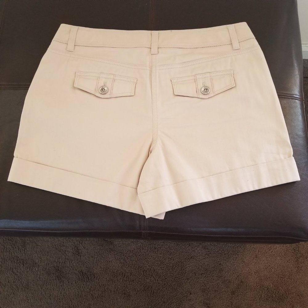 White House Black Market Beige Shorts (size 6) - Picture 3 of 5